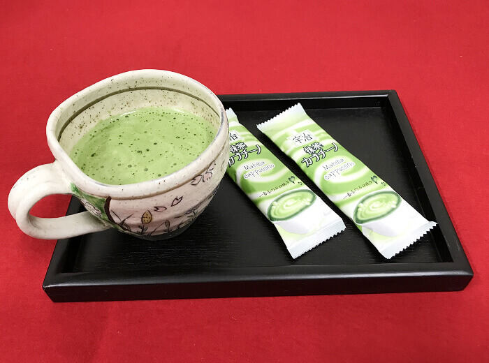 カップに入ったお茶